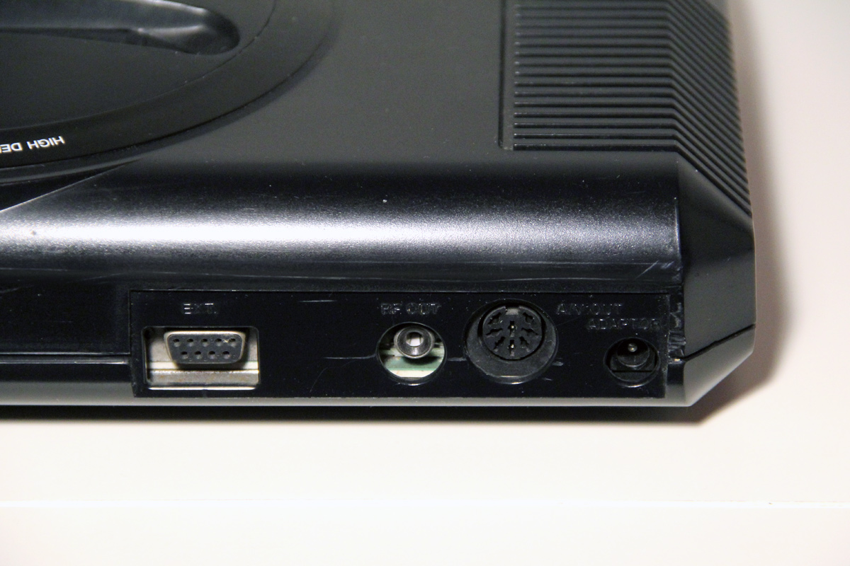 Sega Mega Drive 1 (PAL-Version): Rückseite mit Antennenausgang, 8-polige DIN-Buchse für RGB-Video und Mono-Audio, Stromanschluss und 9-poliger EXT-Port