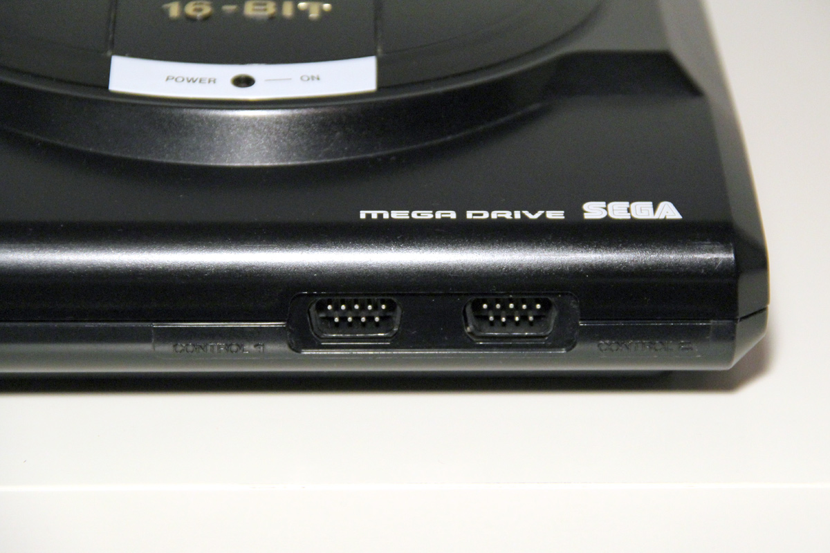 Sega Mega Drive 1 (PAL-Version): zwei 9-polige Controller-Anschlüsse