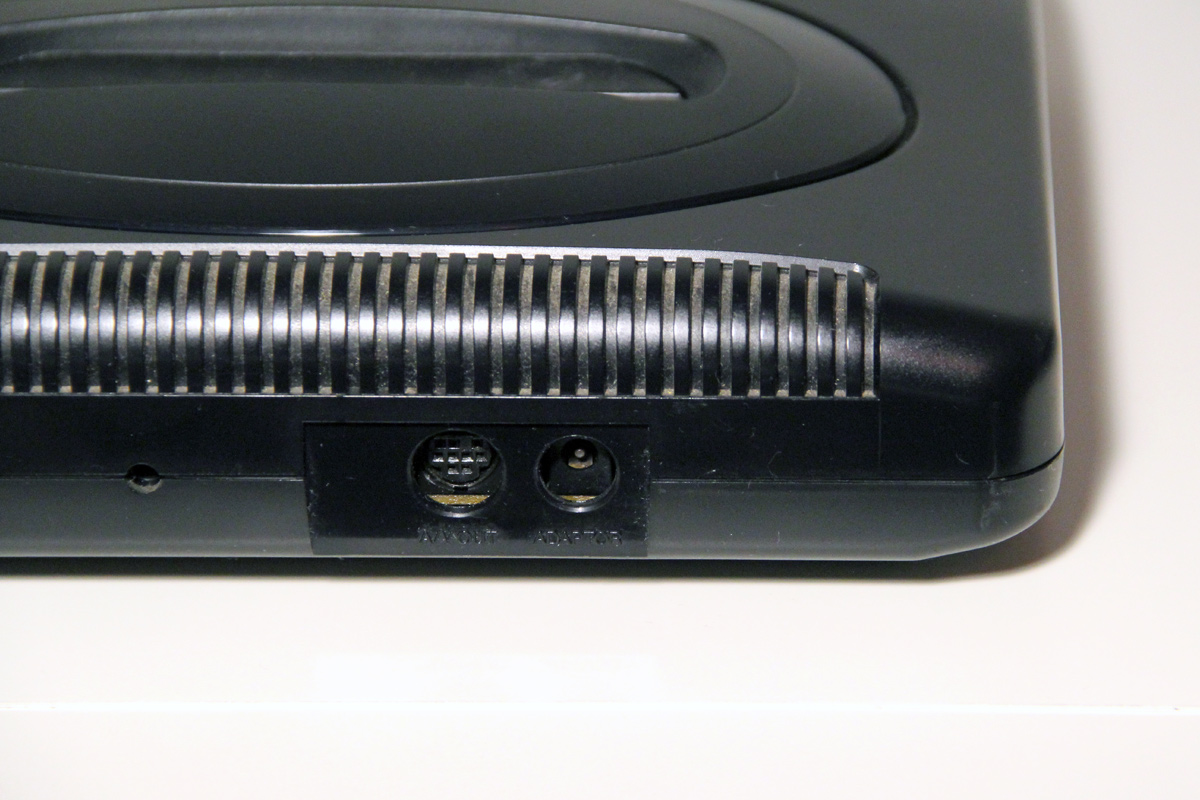 Sega Mega Drive 2 (PAL-Version): Rückseite mit 9-poliger Mini-DIN-Buchse für RGB-Video mit Stereo-Audio und Stromanschluss