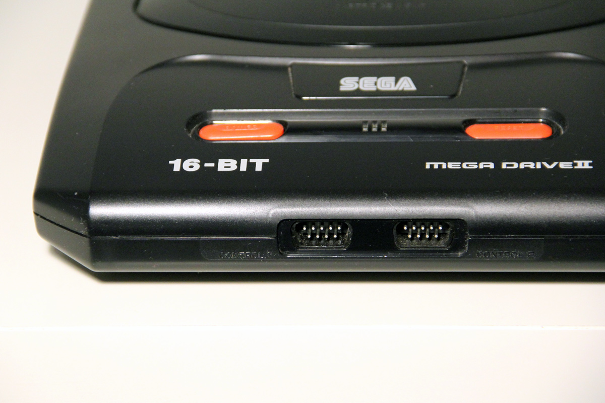 Sega Mega Drive 2 (PAL-Version): zwei 9-polige Controller-Anschlüsse