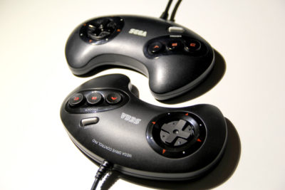 Zum Verwechseln ähnlich: Original und Spielcontroller vom Sega Mega Drive Mini